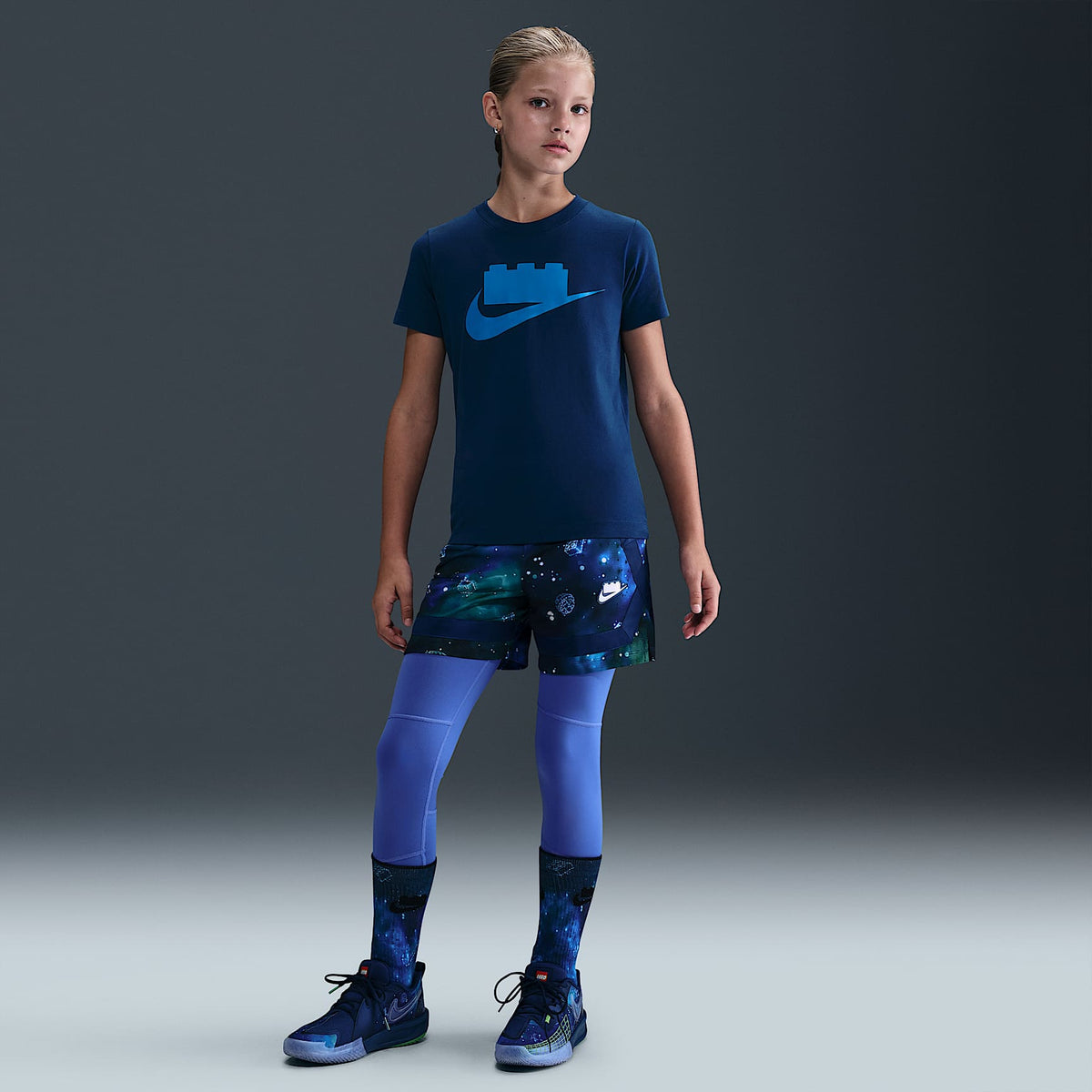Playera con logotipo para niños talla grande Nike x LEGO® Collection – Azul valiente – vista 6