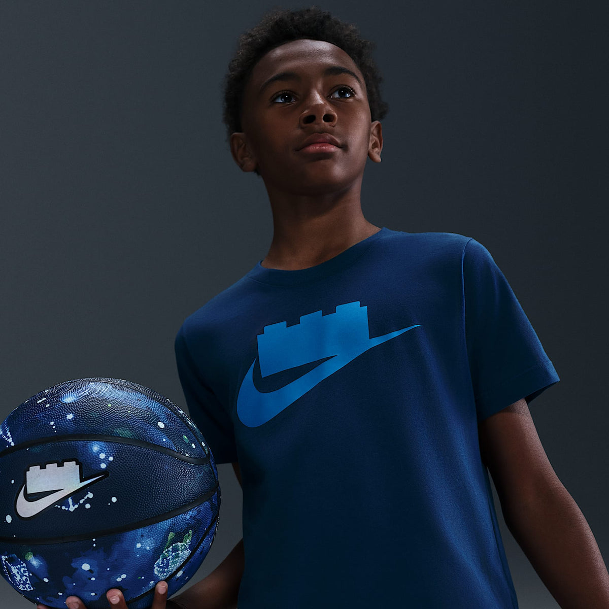Playera con logotipo para niños talla grande Nike x LEGO® Collection – Azul valiente – vista 3