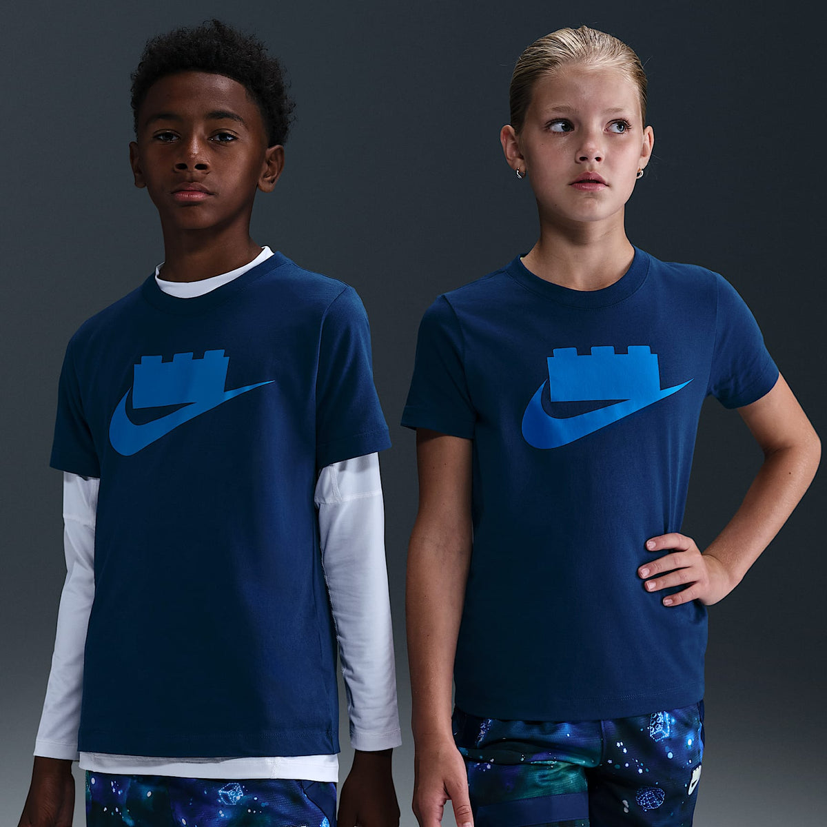 Playera con logotipo para niños talla grande Nike x LEGO® Collection – Azul valiente – vista 1