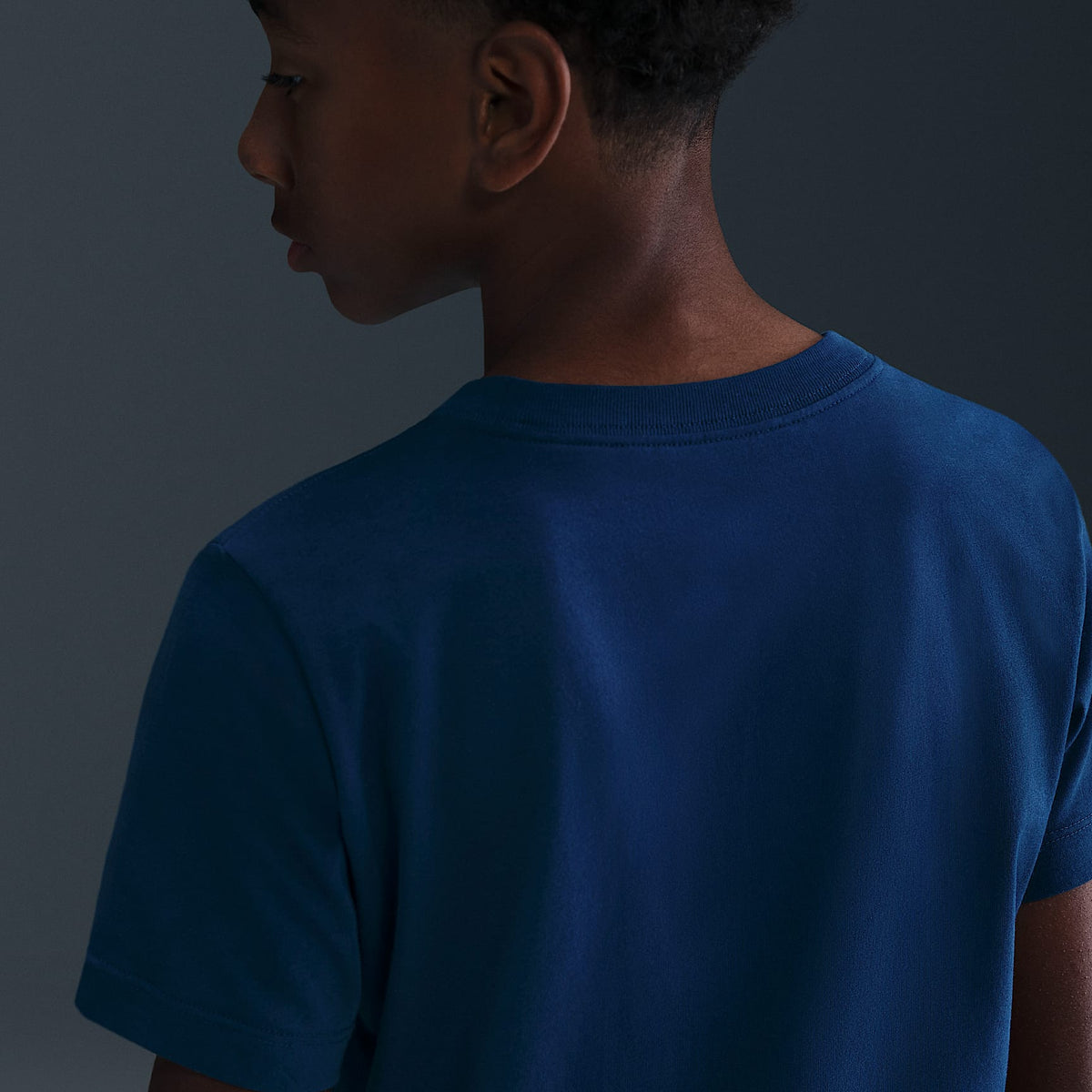 Playera con logotipo para niños talla grande Nike x LEGO® Collection – Azul valiente – vista 5