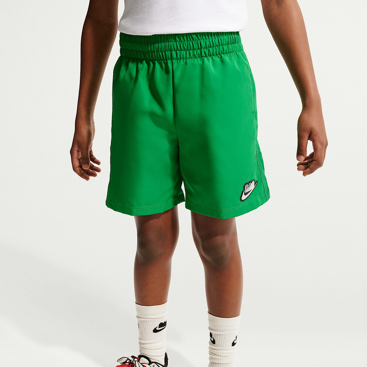 Shorts para niños talla grande Nike x LEGO® Collection – Verde suerte – vista 2