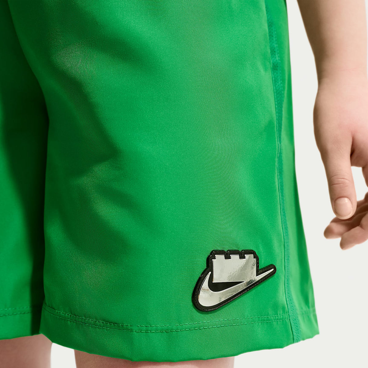 Shorts para niños talla grande Nike x LEGO® Collection – Verde suerte – vista 3