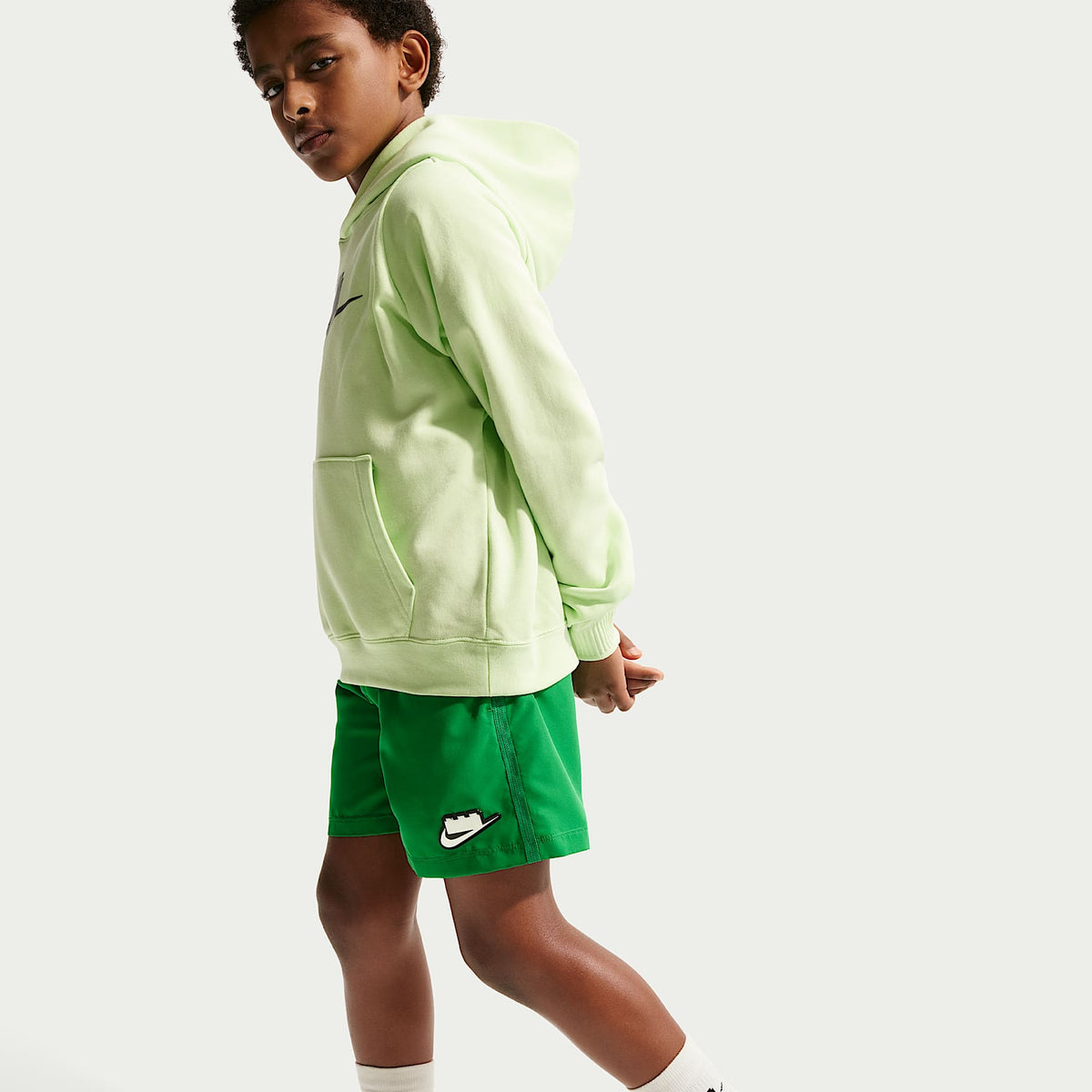 Shorts para niños talla grande Nike x LEGO® Collection – Verde suerte – vista 4
