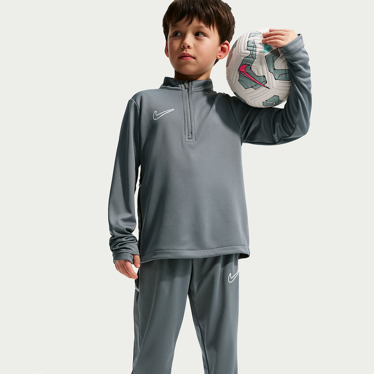 Conjunto deportivo Dri-FIT Academy para niños talla pequeña Nike – Gris azulado/Blanco – vista 6