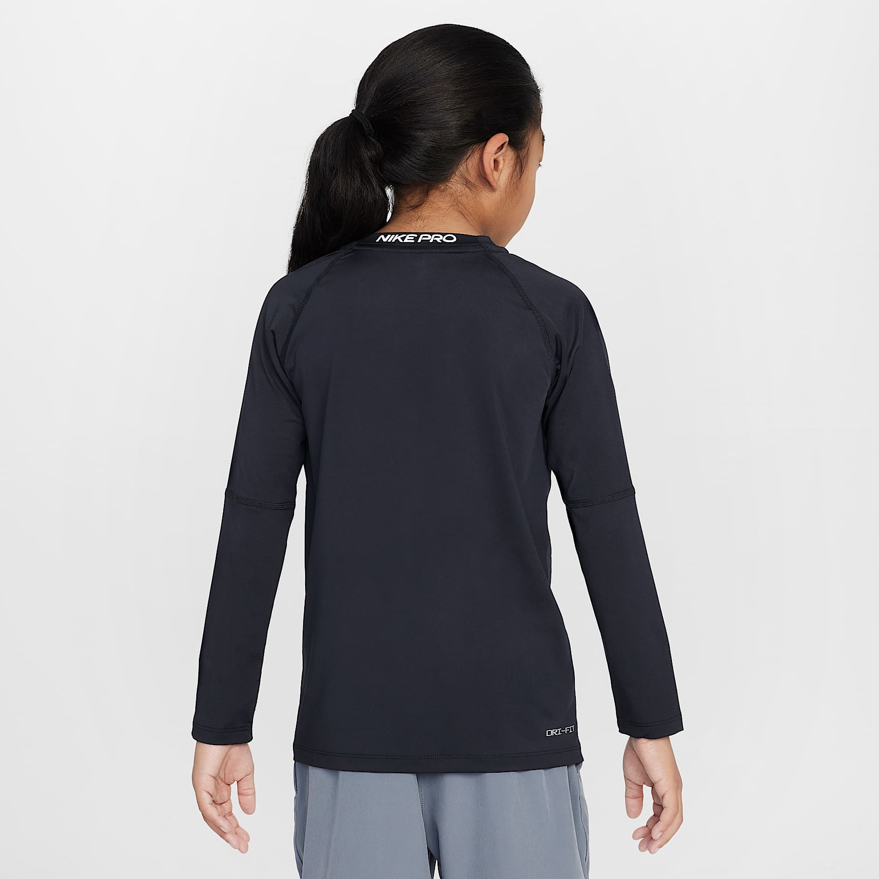 Playera de manga corta Dri-FIT para niños talla pequeña Nike Pro – Negro – vista 2
