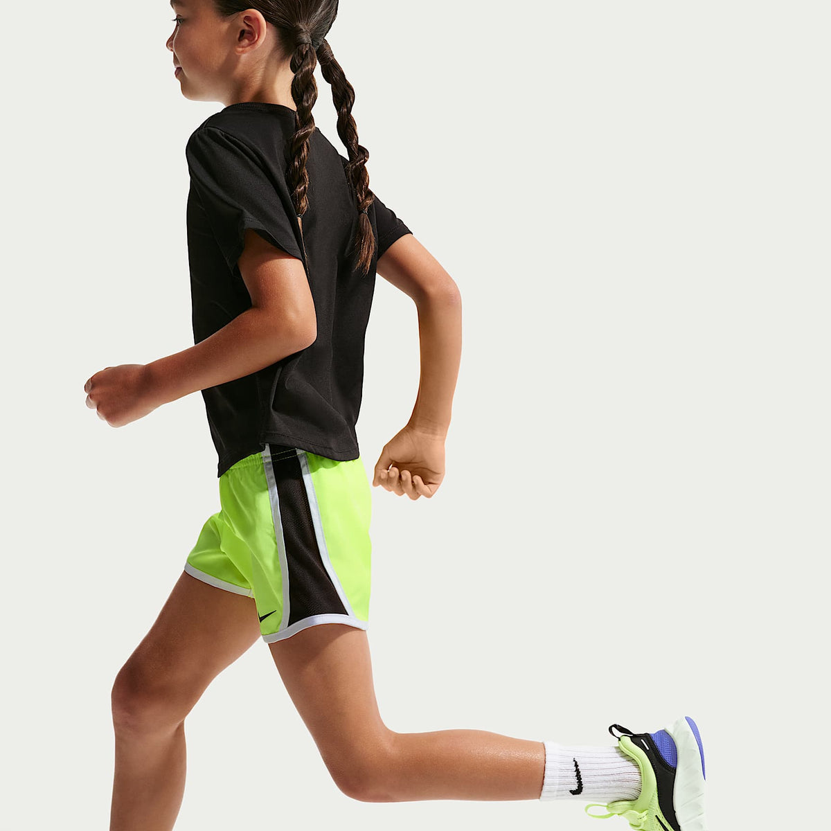 Shorts Dri-FIT Tempo para niños talla pequeña Nike – Negro/Volt – vista 4