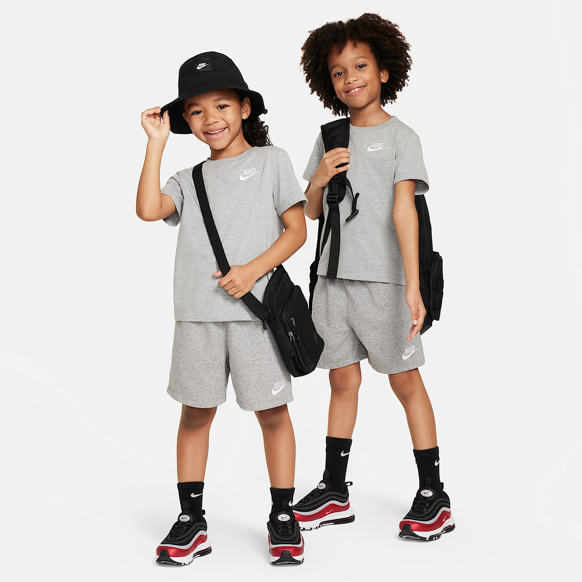 Conjunto de 2 piezas con shorts de tejido Knit Club para niños talla pequeña Nike – Gris oscuro jaspeado – vista 1