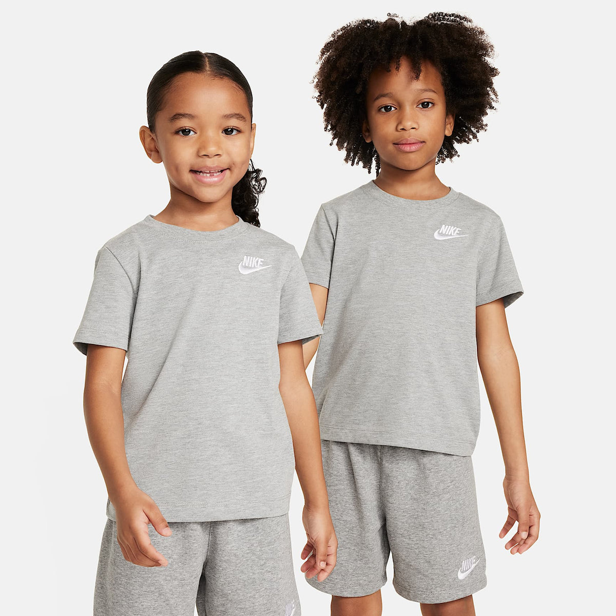 Conjunto de 2 piezas con shorts de tejido Knit Club para niños talla pequeña Nike – Gris oscuro jaspeado – vista 3