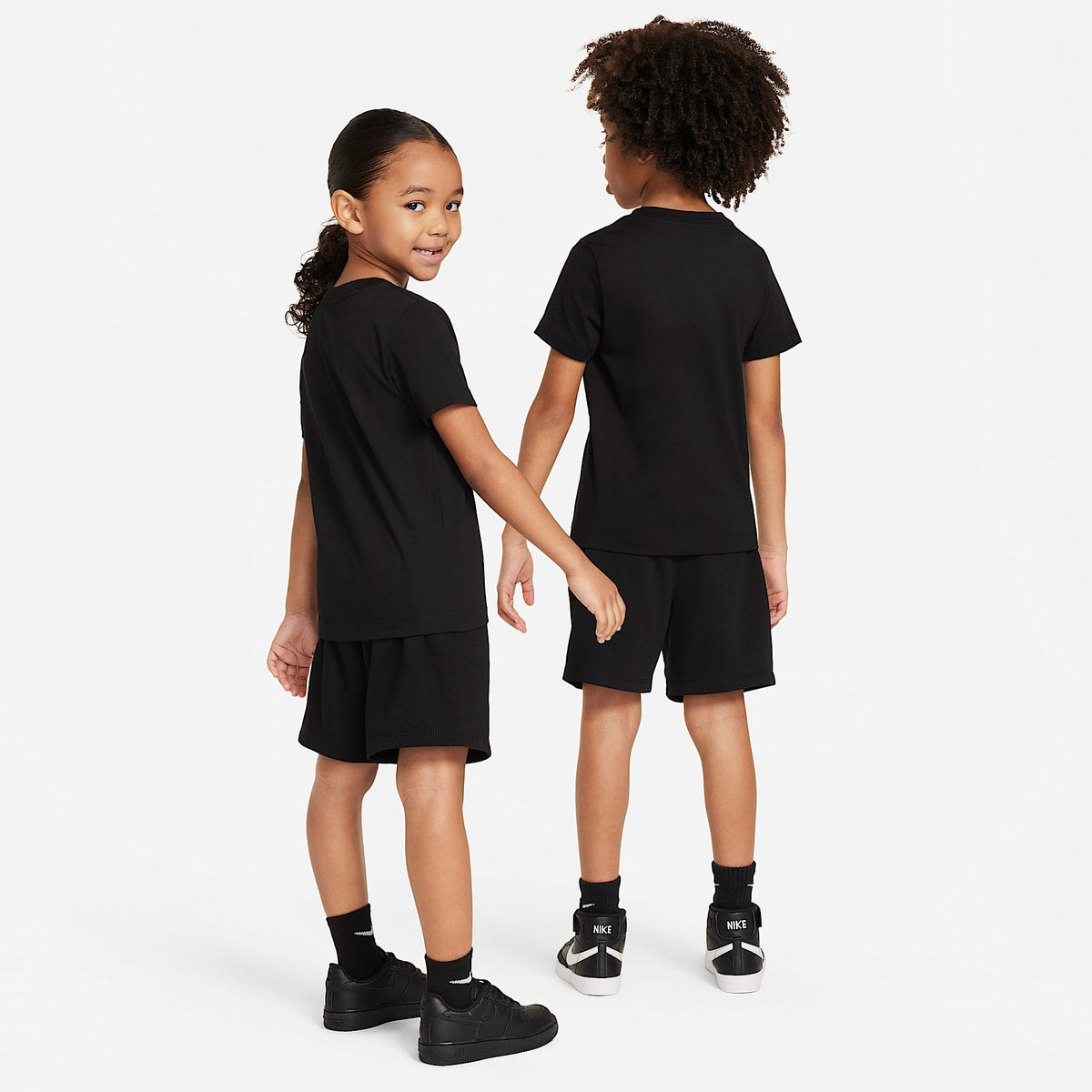 Conjunto de 2 piezas con shorts de tejido Knit Club para niños talla pequeña Nike – Negro – vista 2