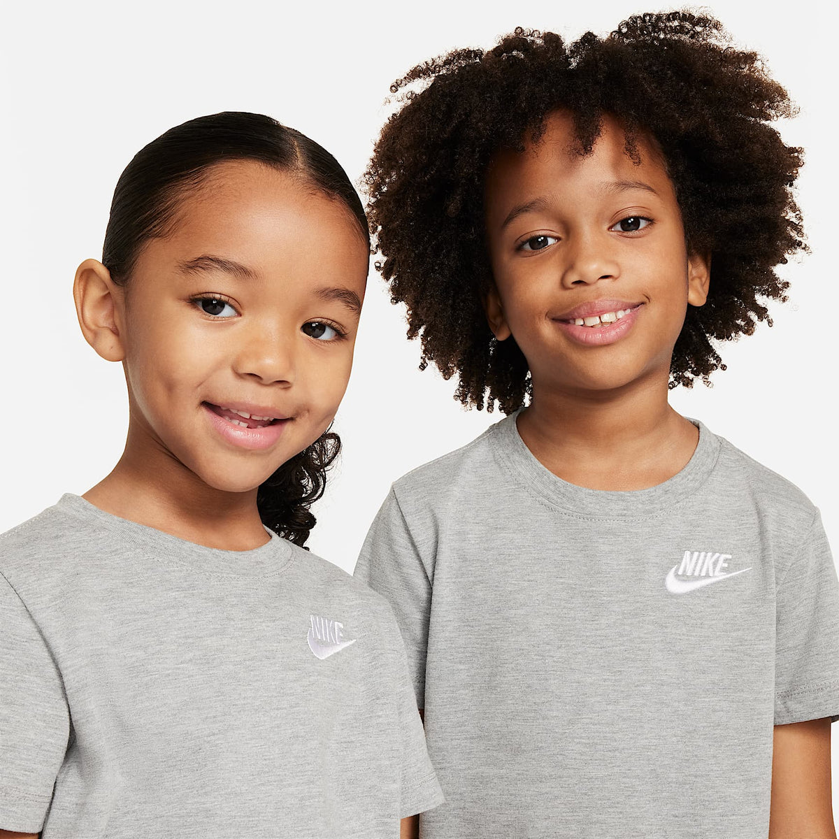 Conjunto de 2 piezas con shorts de tejido Knit Club para niños talla pequeña Nike – Gris oscuro jaspeado – vista 4
