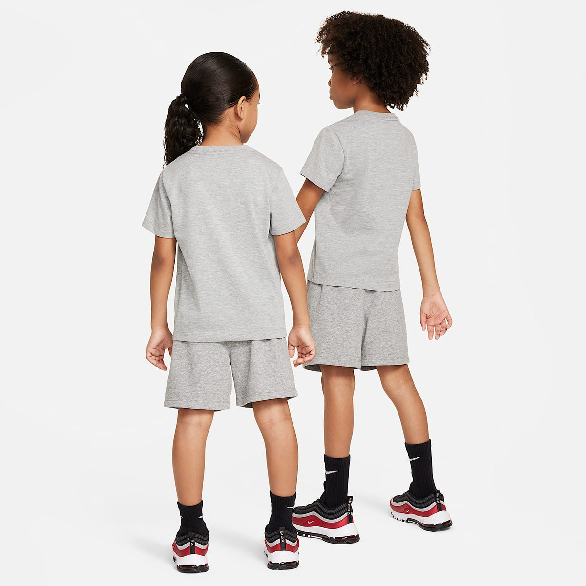Conjunto de 2 piezas con shorts de tejido Knit Club para niños talla pequeña Nike – Gris oscuro jaspeado – vista 2