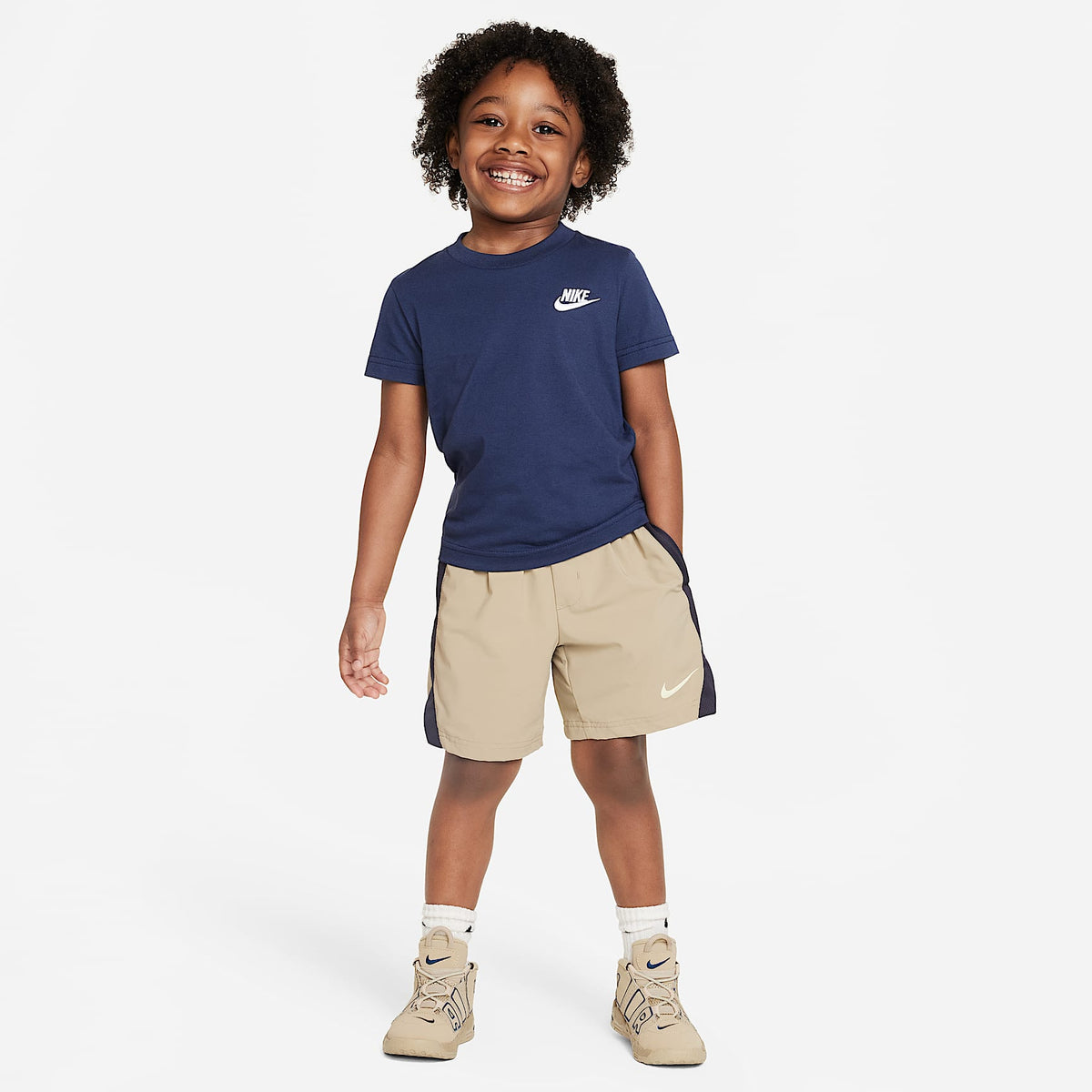Playera Futura bordada para infantil Nike Sportswear – Azul marino medianoche – vista 4