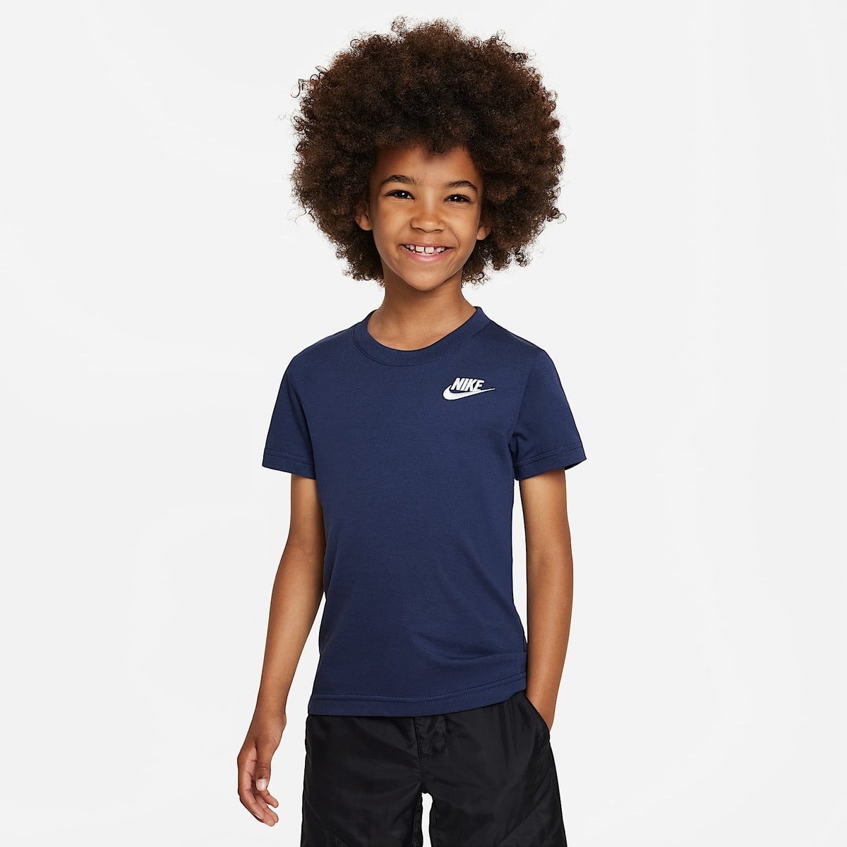 Playera bordada Futura para niños talla pequeña Nike Sportswear – Azul marino medianoche – vista 1