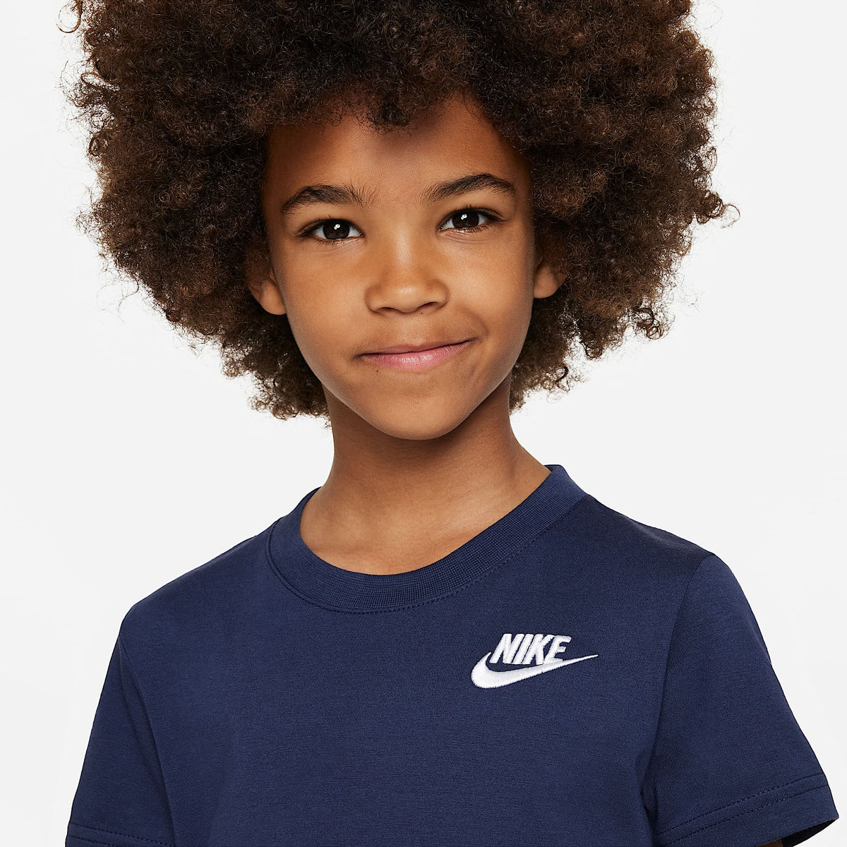 Playera bordada Futura para niños talla pequeña Nike Sportswear – Azul marino medianoche – vista 3