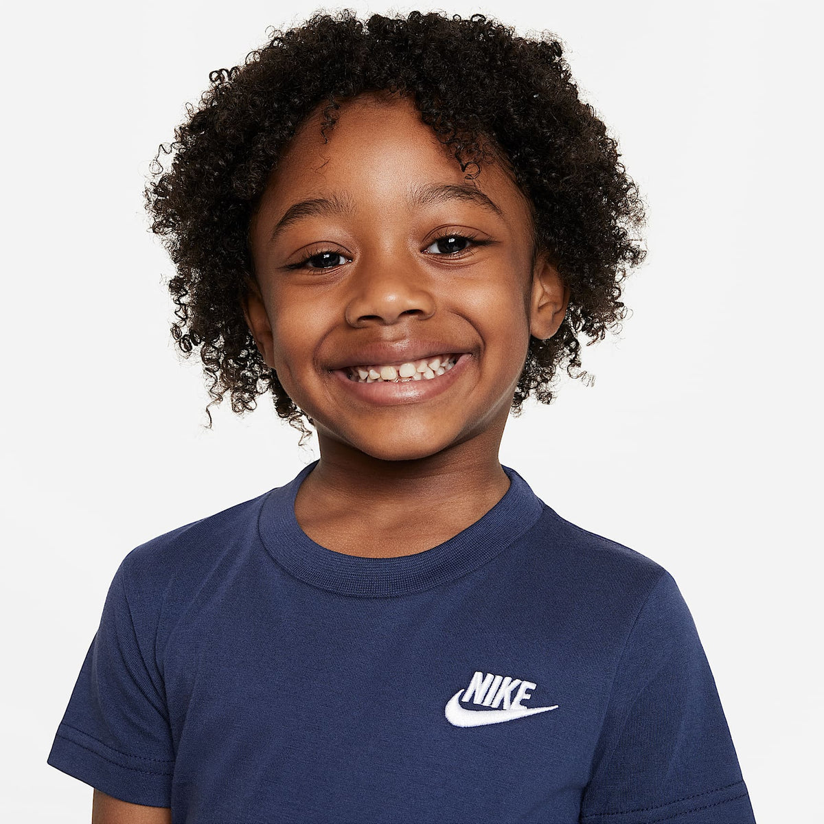 Playera Futura bordada para infantil Nike Sportswear – Azul marino medianoche – vista 3