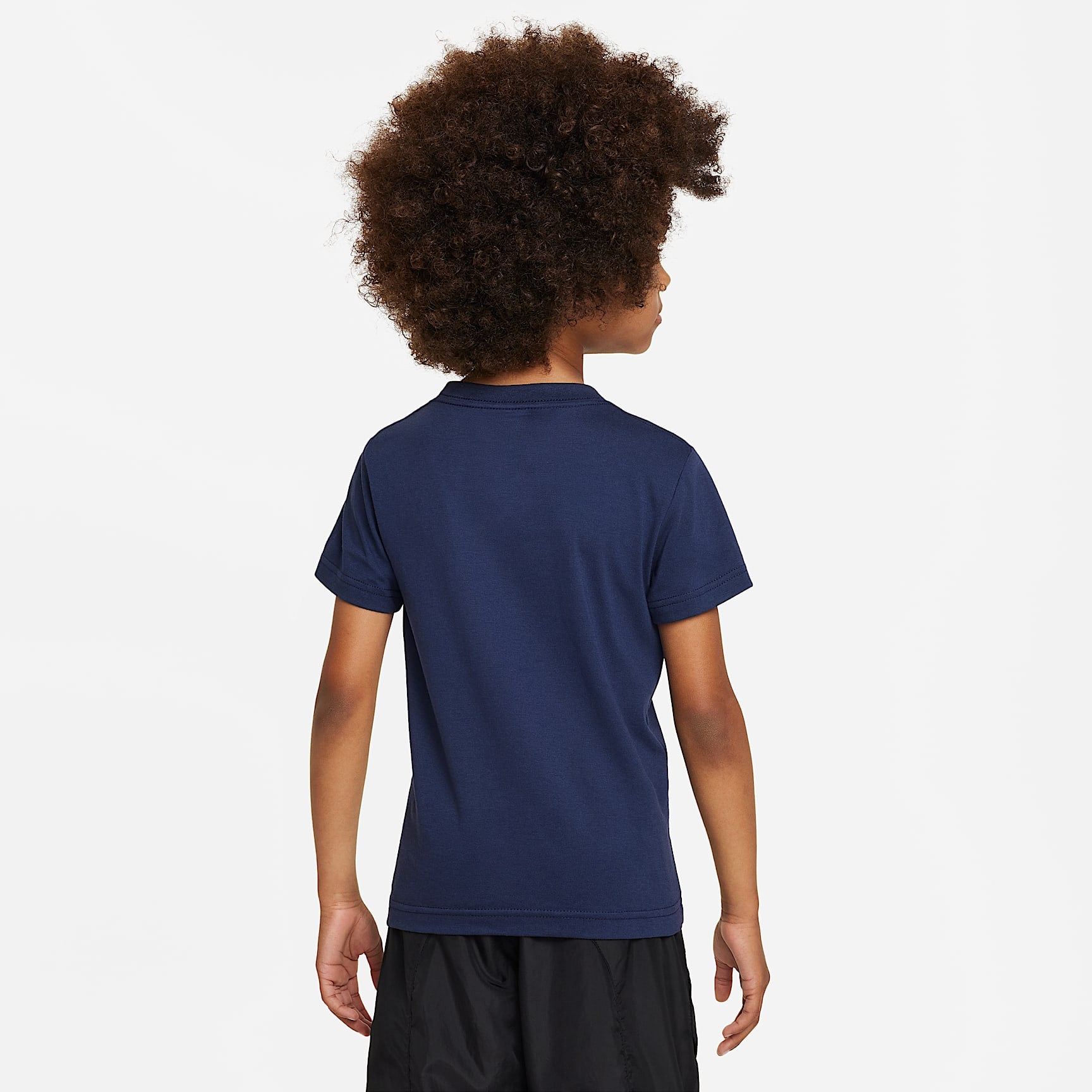 Playera bordada Futura para niños talla pequeña Nike Sportswear – Azul marino medianoche – vista 2