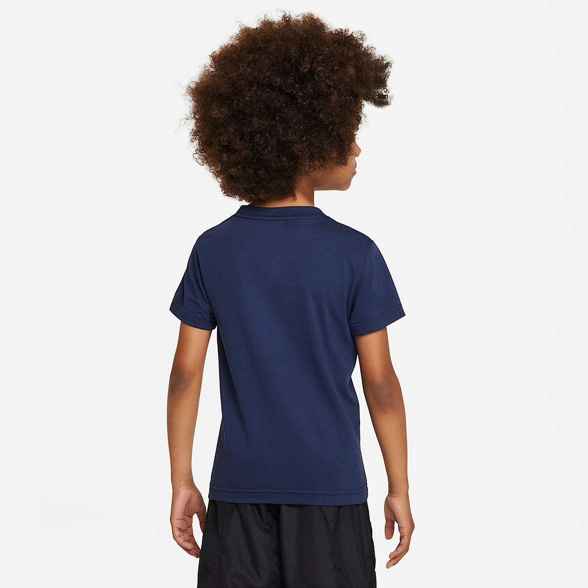 Playera bordada Futura para niños talla pequeña Nike Sportswear – Azul marino medianoche – vista 2