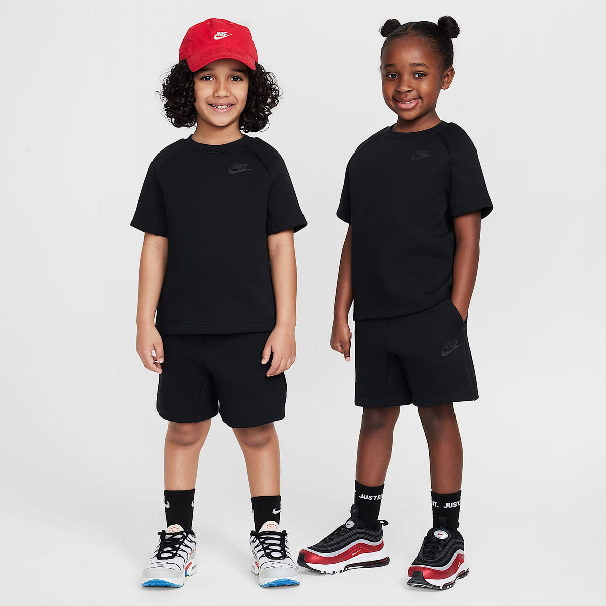 Conjunto de cuello redondo de dos piezas Nike para niños talla pequeña – Negro – vista 1