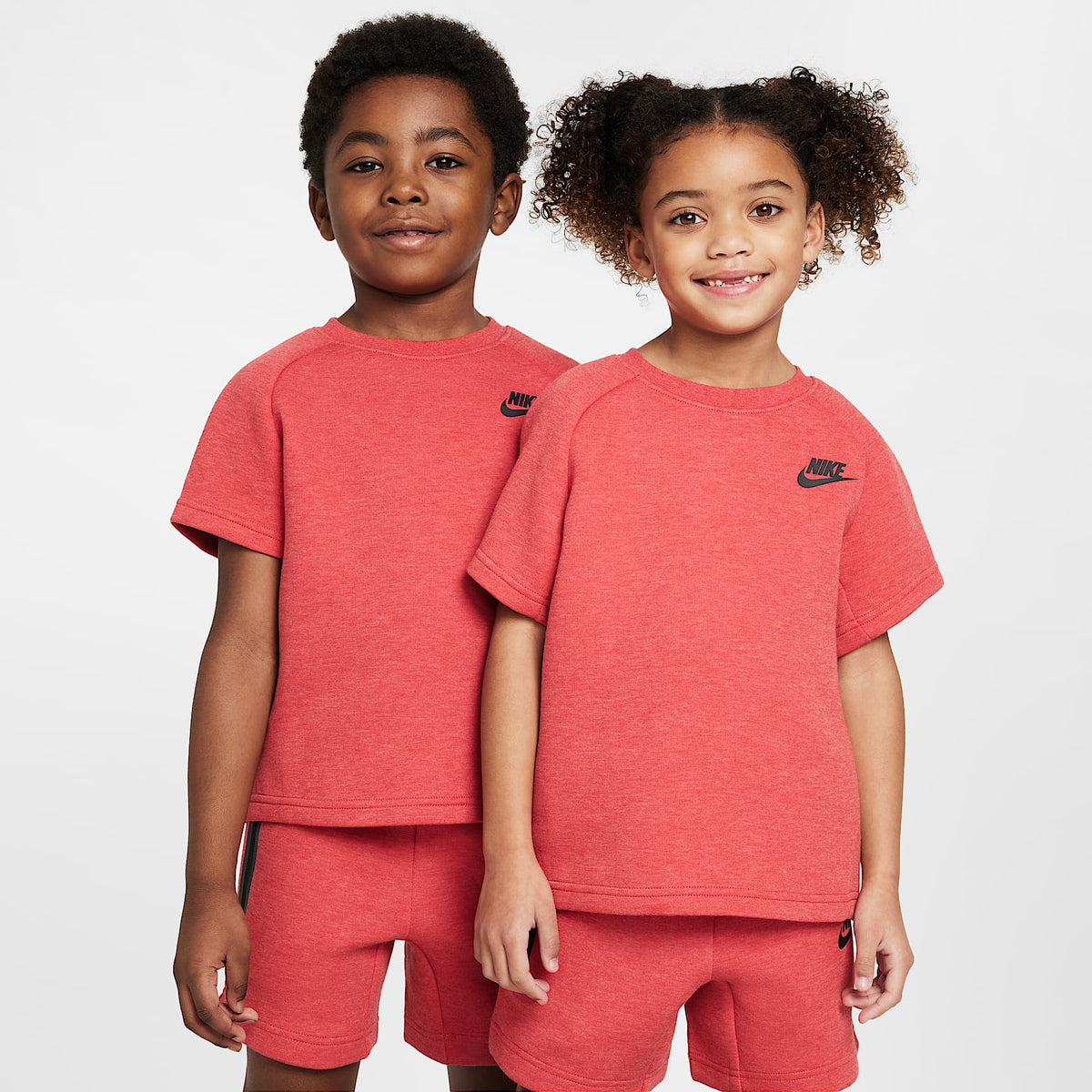 Conjunto de cuello redondo de dos piezas Nike para niños talla pequeña – Rojo universitario claro jaspeado – vista 3