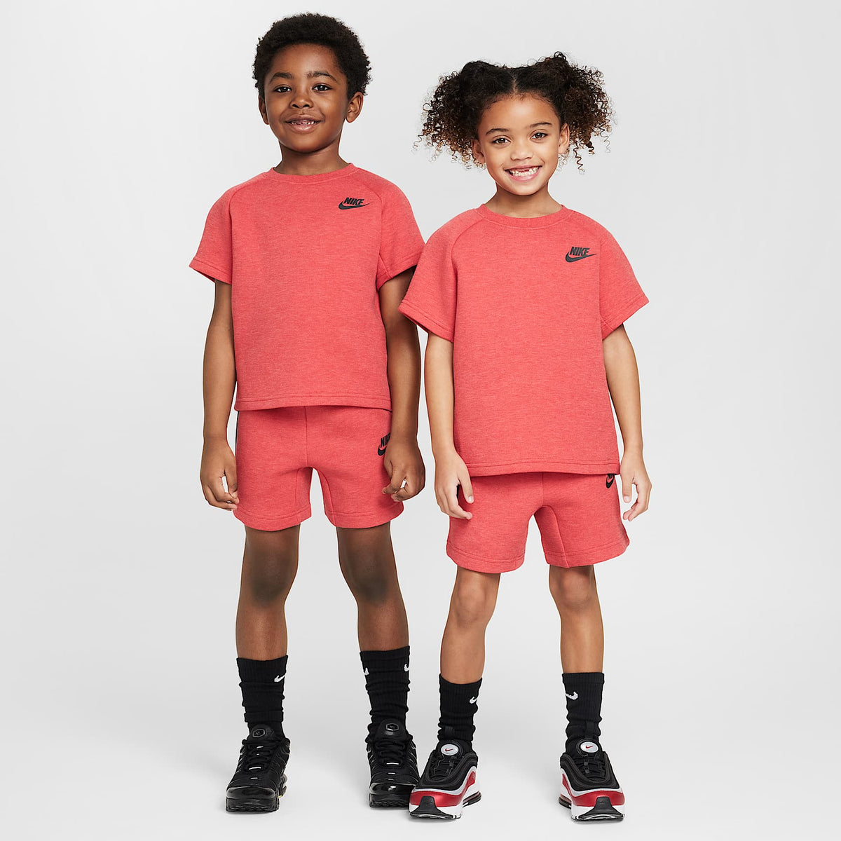 Conjunto de cuello redondo de dos piezas Nike para niños talla pequeña – Rojo universitario claro jaspeado – vista 1