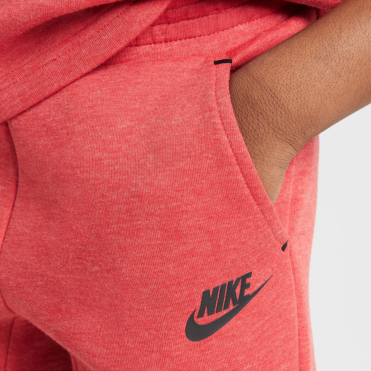 Conjunto de cuello redondo de dos piezas Nike para niños talla pequeña – Rojo universitario claro jaspeado – vista 10