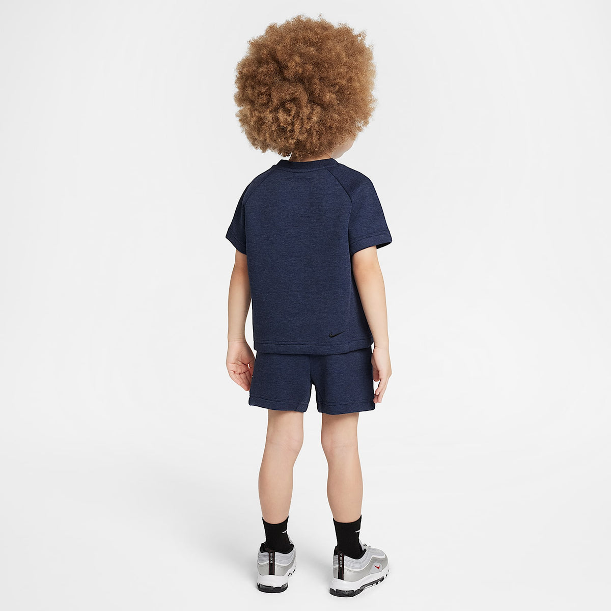 Conjunto de playera y shorts de Tech Fleece infantil Nike – Obsidiana jaspeado – vista 2