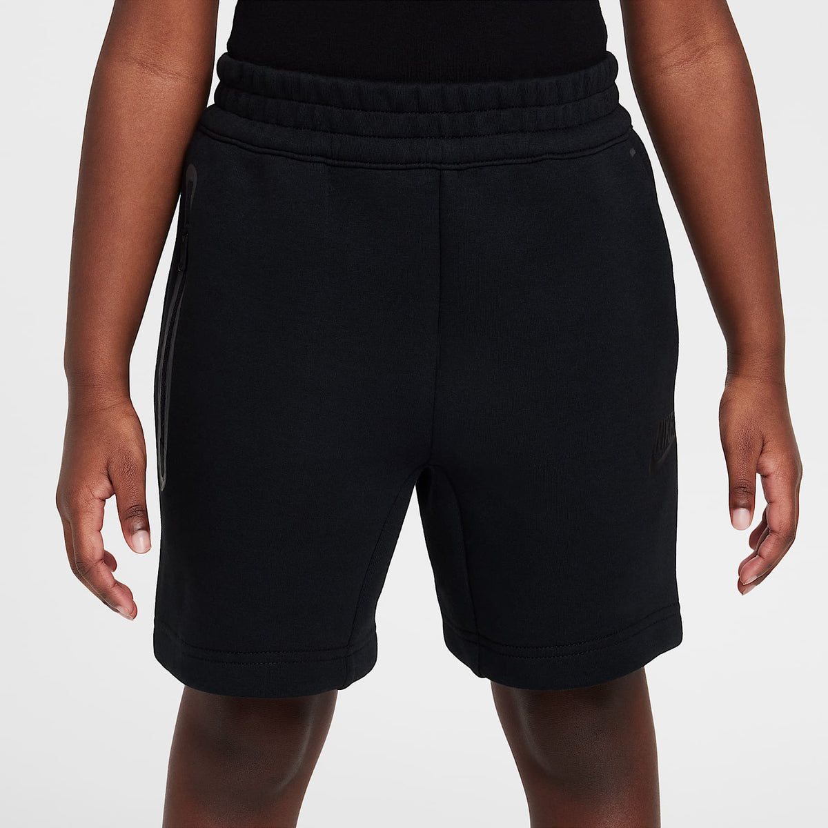 Conjunto de cuello redondo de dos piezas Nike para niños talla pequeña – Negro – vista 8