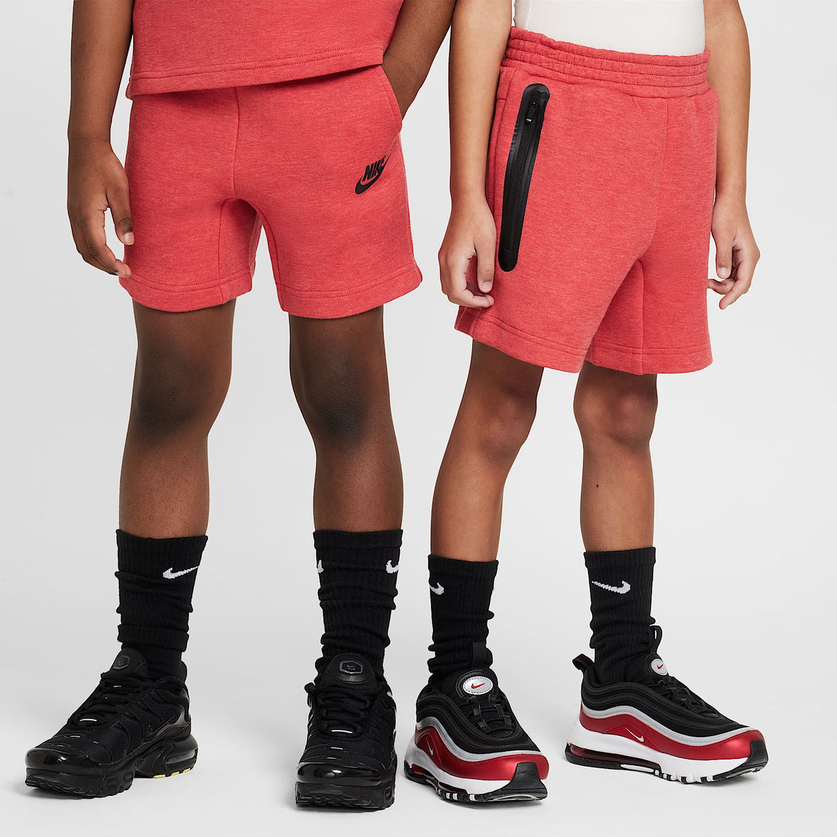 Conjunto de cuello redondo de dos piezas Nike para niños talla pequeña – Rojo universitario claro jaspeado – vista 7