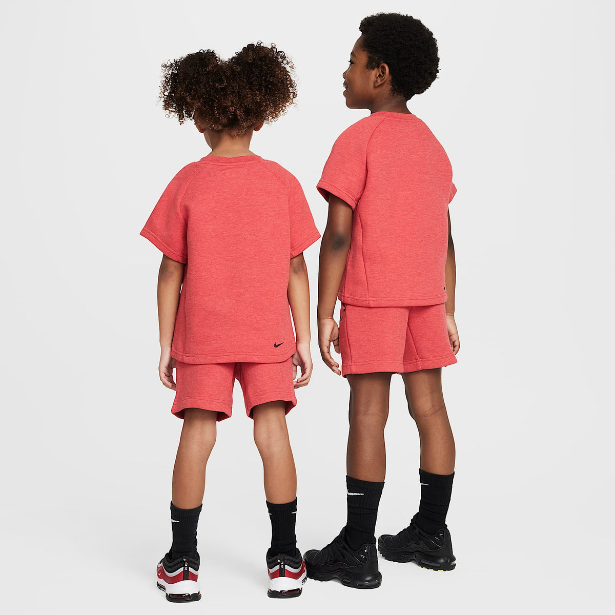 Conjunto de cuello redondo de dos piezas Nike para niños talla pequeña – Rojo universitario claro jaspeado – vista 2