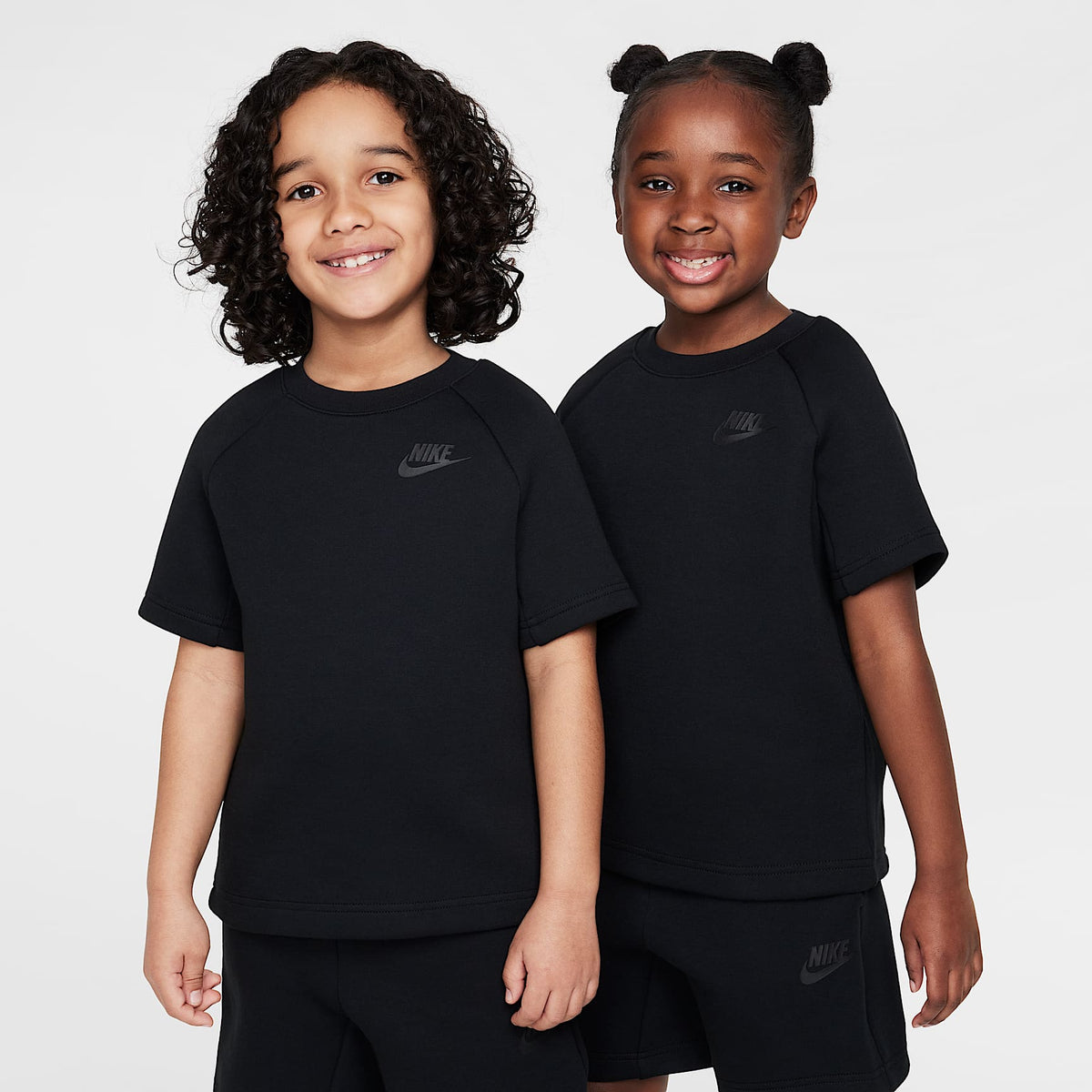 Conjunto de cuello redondo de dos piezas Nike para niños talla pequeña – Negro – vista 3