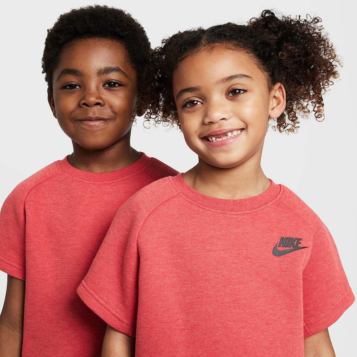 Conjunto de cuello redondo de dos piezas Nike para niños talla pequeña – Rojo universitario claro jaspeado – vista 4