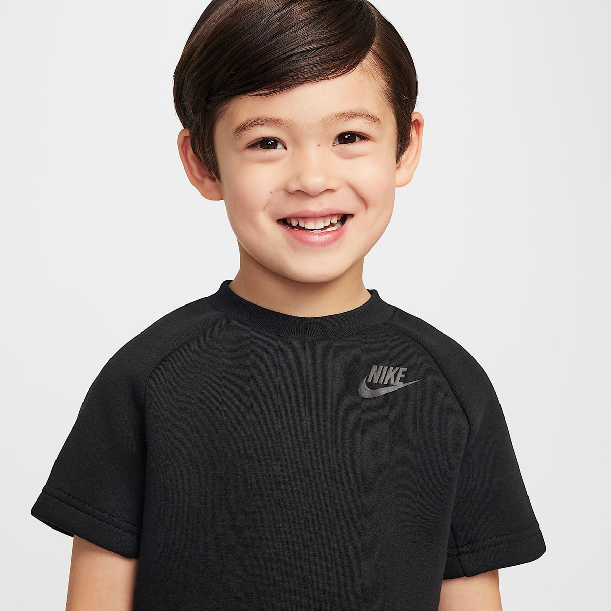 Conjunto de playera y shorts de Tech Fleece infantil Nike – Negro – vista 3
