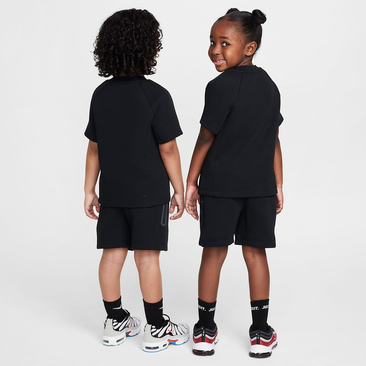 Conjunto de cuello redondo de dos piezas Nike para niños talla pequeña – Negro – vista 2