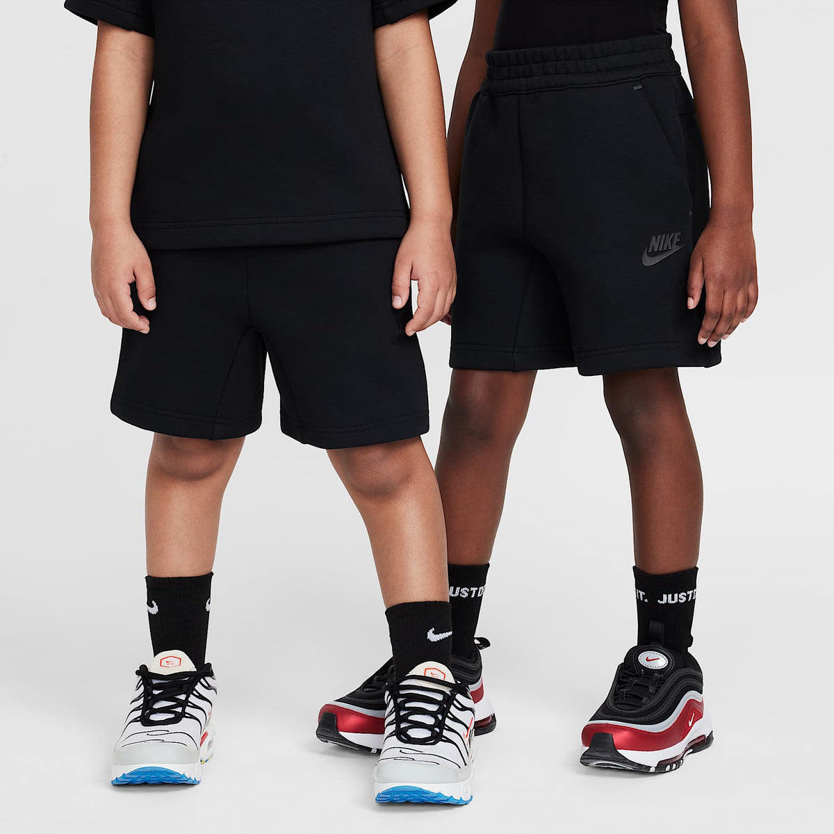 Conjunto de cuello redondo de dos piezas Nike para niños talla pequeña – Negro – vista 7