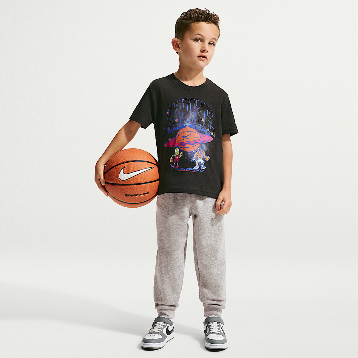 Camiseta Nike Planet Bball para Niño Pequeño