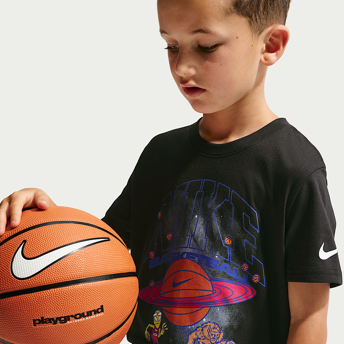 Camiseta Nike Planet Bball para Niño Pequeño