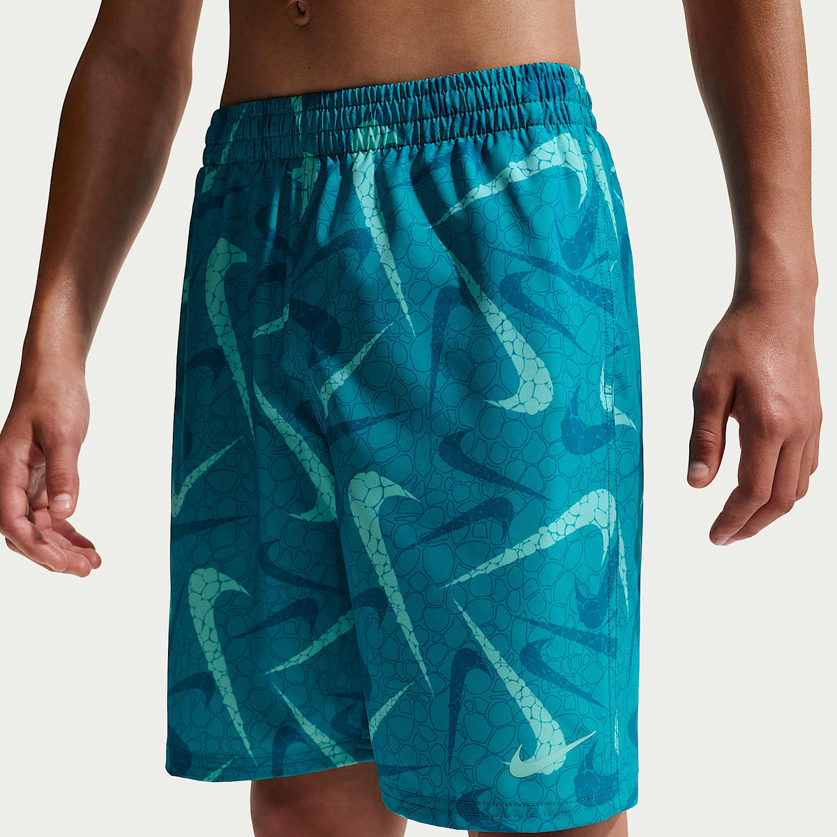 Shorts de playa o alberca con forro de ropa interior de 18 cm para niño talla grande Nike Swim Breaker – Energía – vista 2