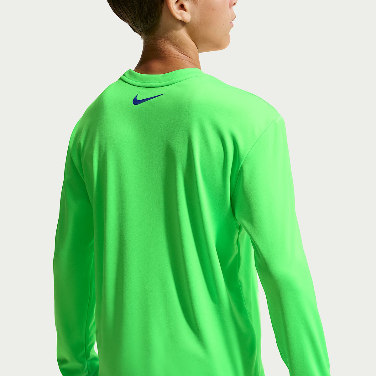 Playera de manga larga Dri-FIT UV para niño talla grande Nike Swim Hydroguard – Verde voltaje – vista 2