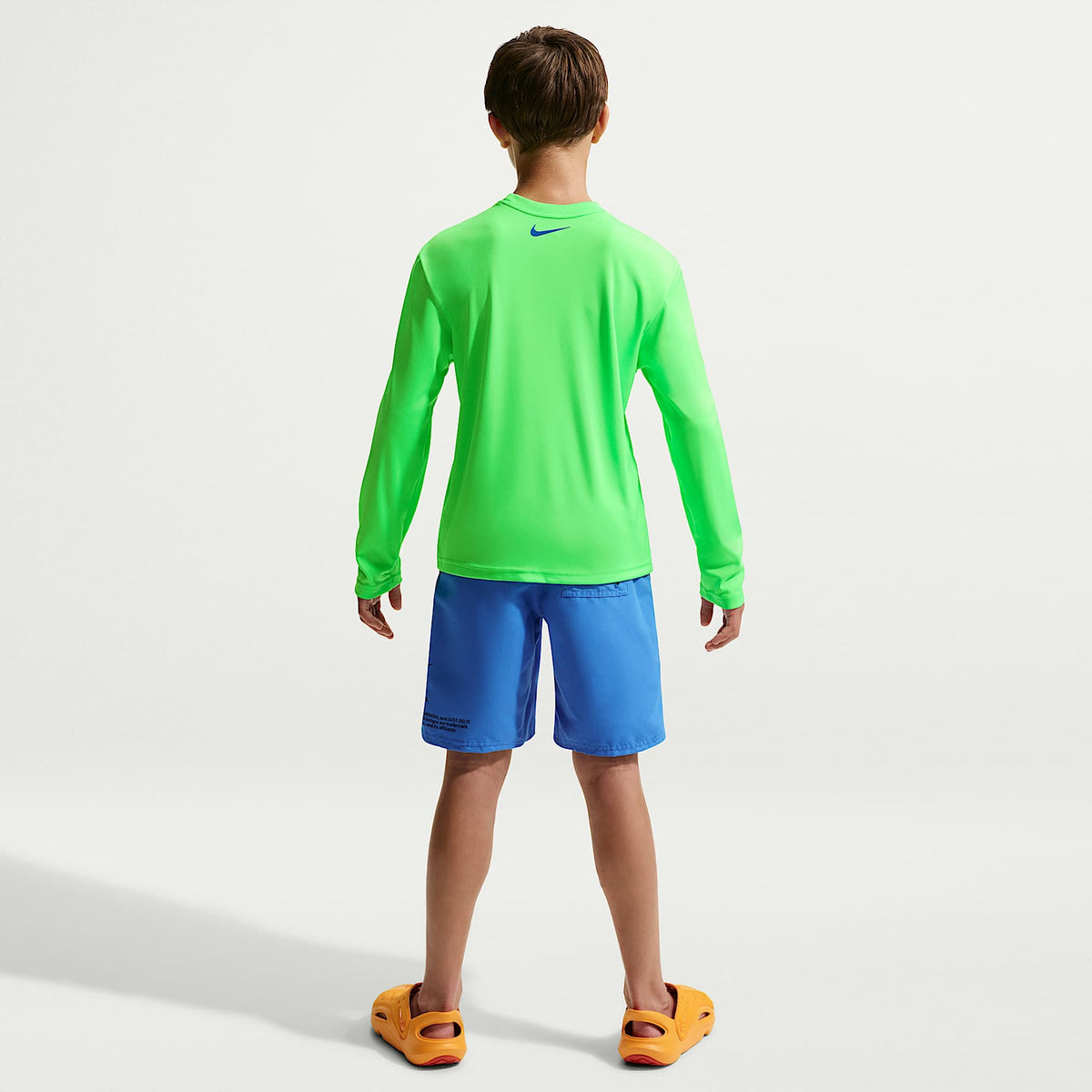 Playera de manga larga Dri-FIT UV para niño talla grande Nike Swim Hydroguard – Verde voltaje – vista 5