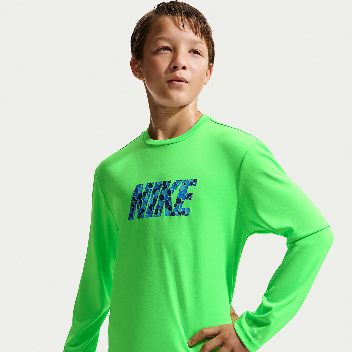 Playera de manga larga Dri-FIT UV para niño talla grande Nike Swim Hydroguard – Verde voltaje – vista 1