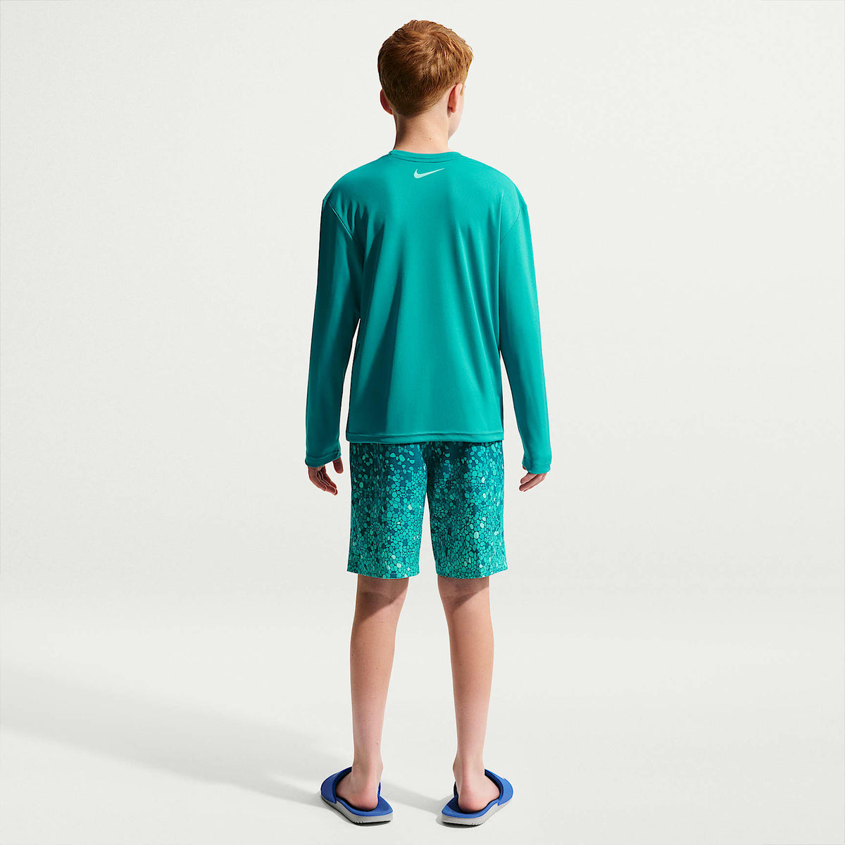 Playera de manga larga Dri-FIT UV para niño talla grande Nike Swim Hydroguard – Energía – vista 5