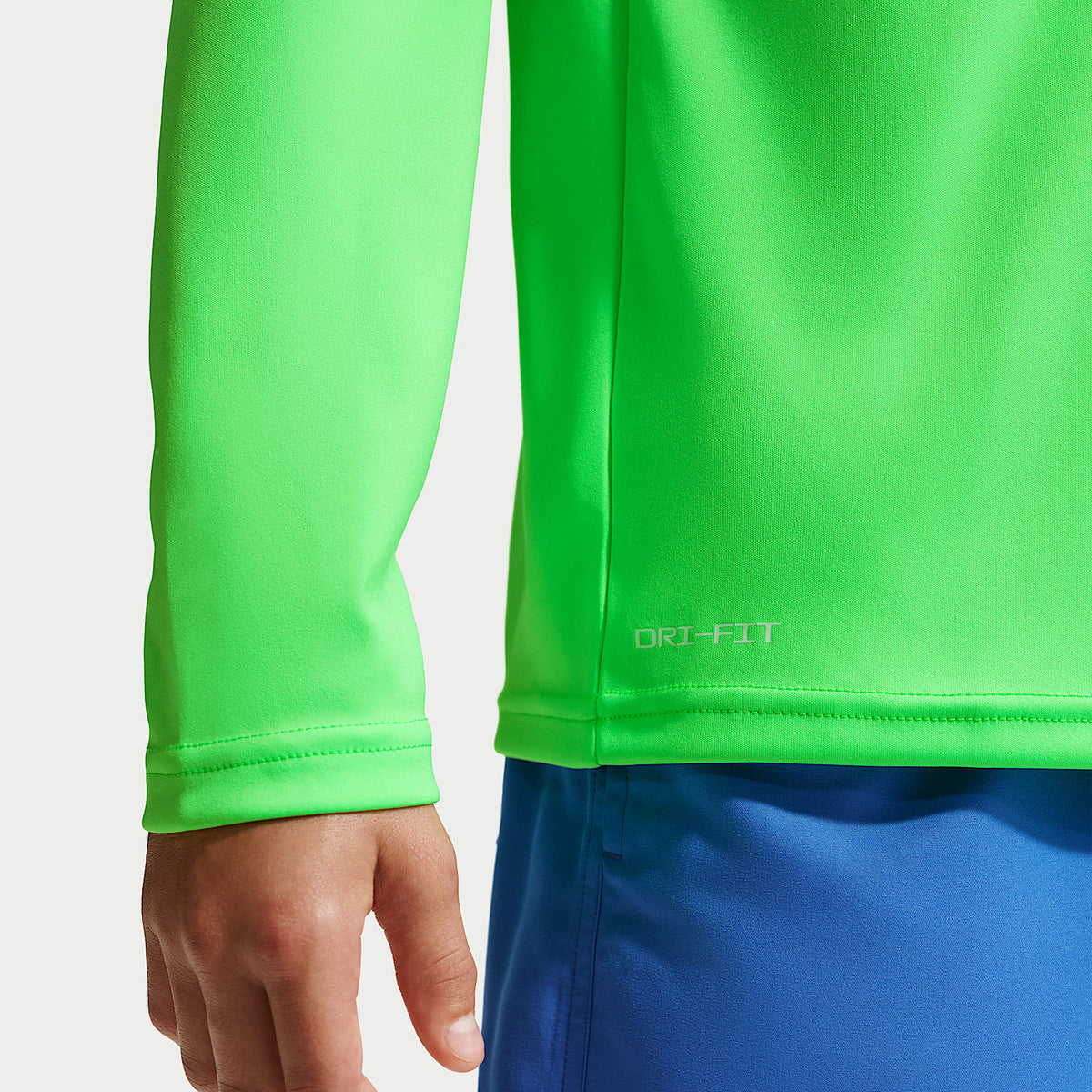 Playera de manga larga Dri-FIT UV para niño talla grande Nike Swim Hydroguard – Verde voltaje – vista 6