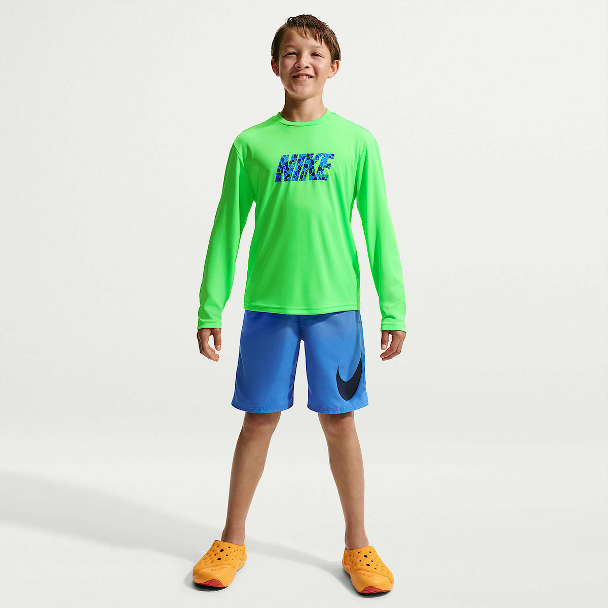 Playera de manga larga Dri-FIT UV para niño talla grande Nike Swim Hydroguard – Verde voltaje – vista 4