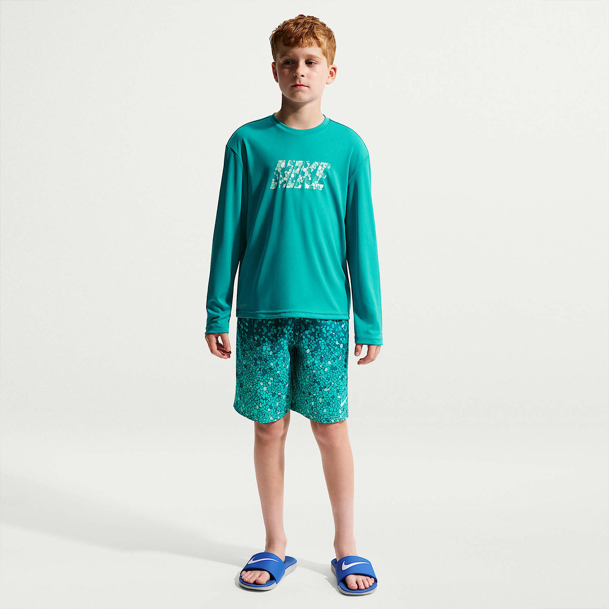 Playera de manga larga Dri-FIT UV para niño talla grande Nike Swim Hydroguard – Energía – vista 4