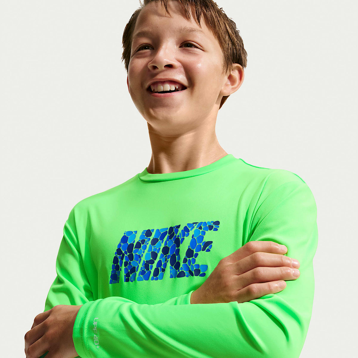 Playera de manga larga Dri-FIT UV para niño talla grande Nike Swim Hydroguard – Verde voltaje – vista 3