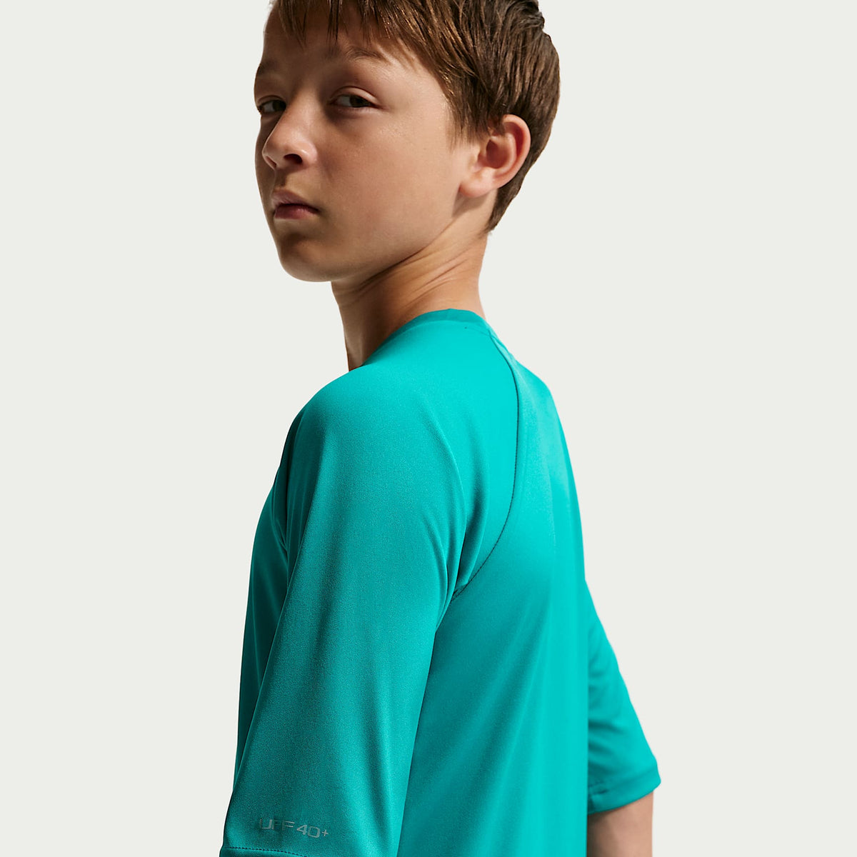 Playera de manga corta Dri-FIT con protección contra los rayos UV para niño talla grande Nike Swim Hydroguard Essential – Energía – vista 2