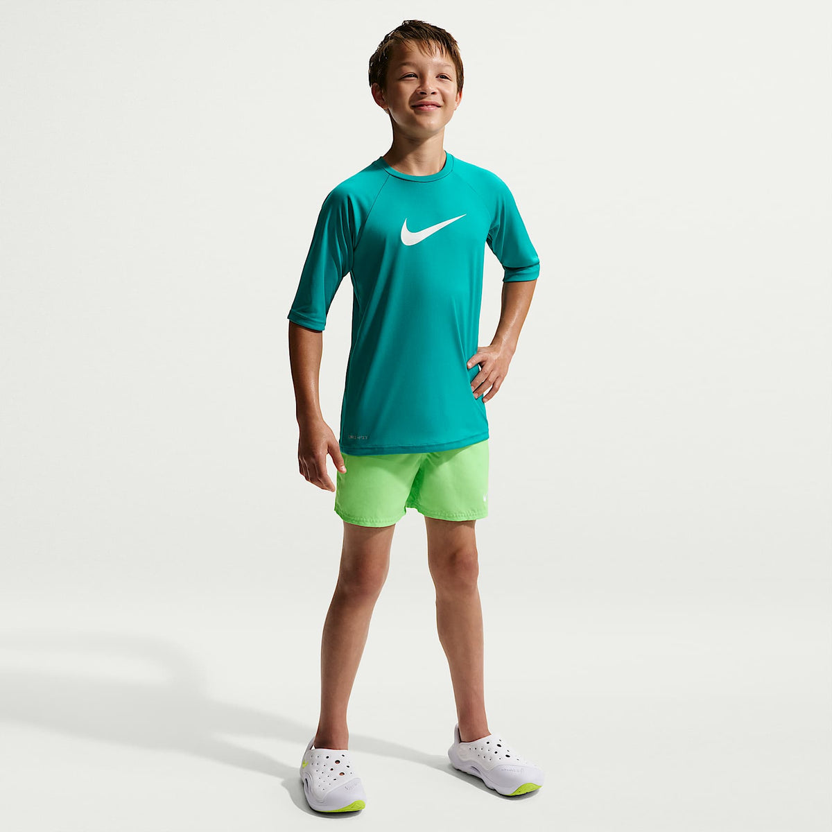 Playera de manga corta Dri-FIT con protección contra los rayos UV para niño talla grande Nike Swim Hydroguard Essential – Energía – vista 4