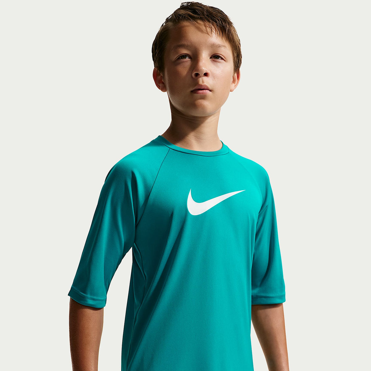 Playera de manga corta Dri-FIT con protección contra los rayos UV para niño talla grande Nike Swim Hydroguard Essential – Energía – vista 1