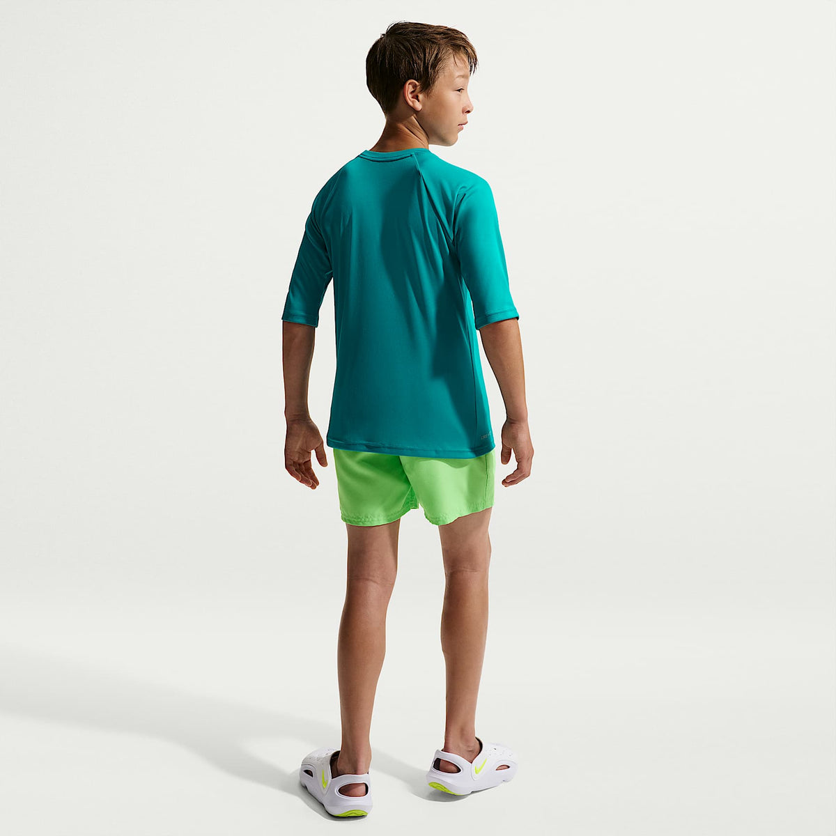 Playera de manga corta Dri-FIT con protección contra los rayos UV para niño talla grande Nike Swim Hydroguard Essential – Energía – vista 5