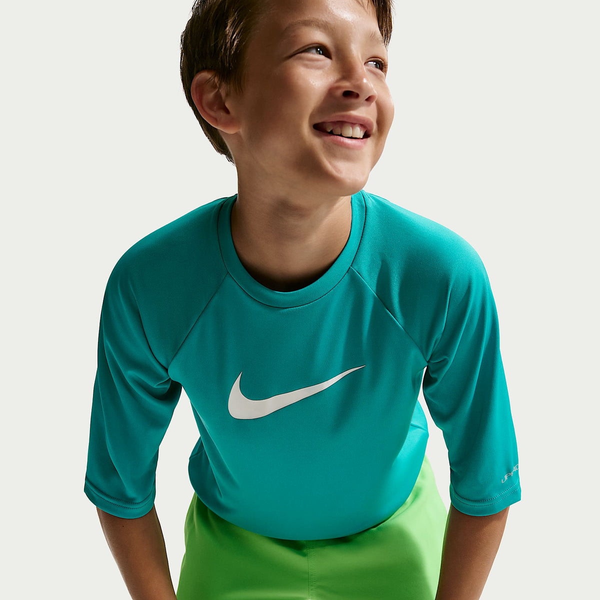 Playera de manga corta Dri-FIT con protección contra los rayos UV para niño talla grande Nike Swim Hydroguard Essential – Energía – vista 3